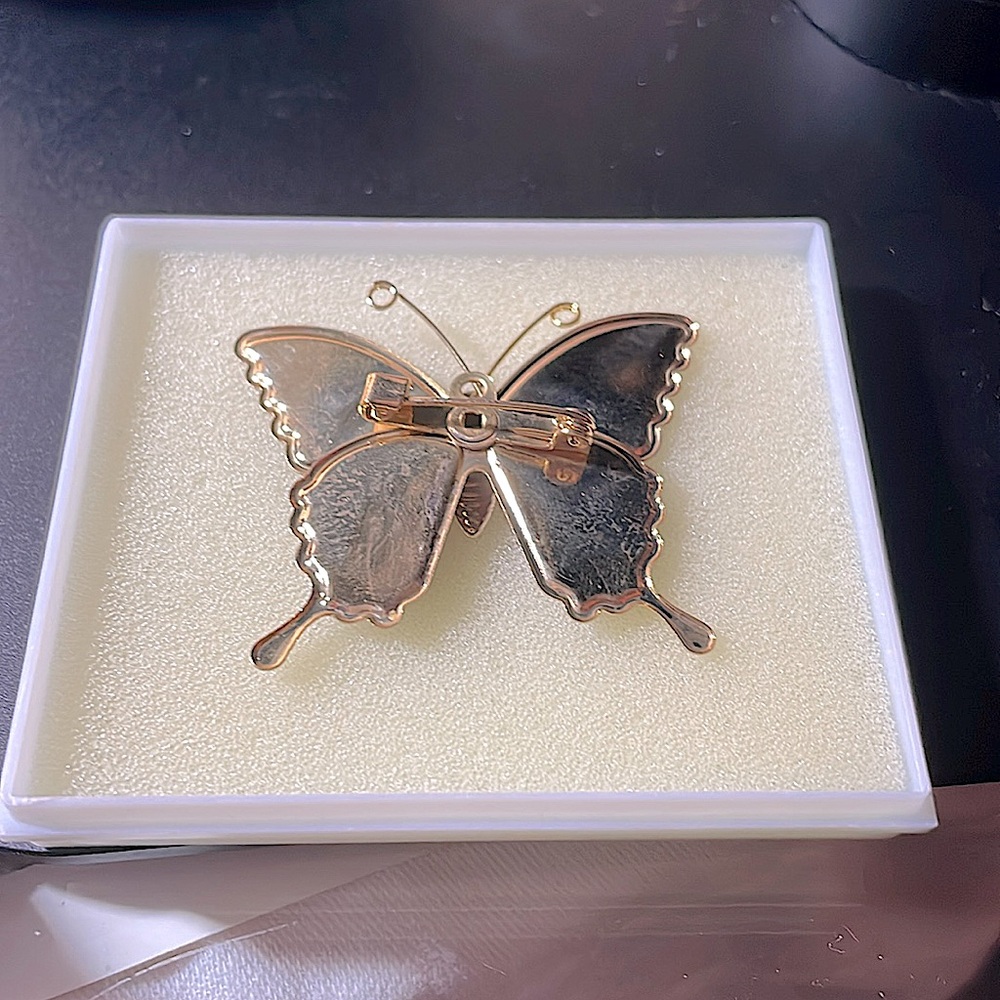 Beautiful Butterfly pin - Picture 3 of 4